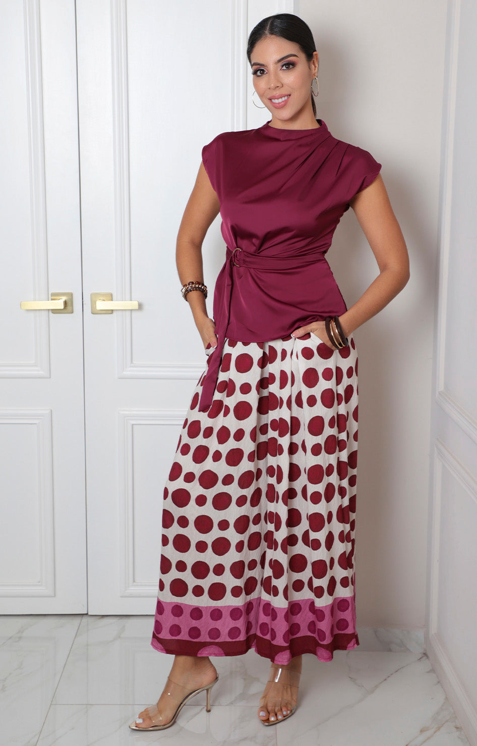 Blusa satinada vino con cinturón