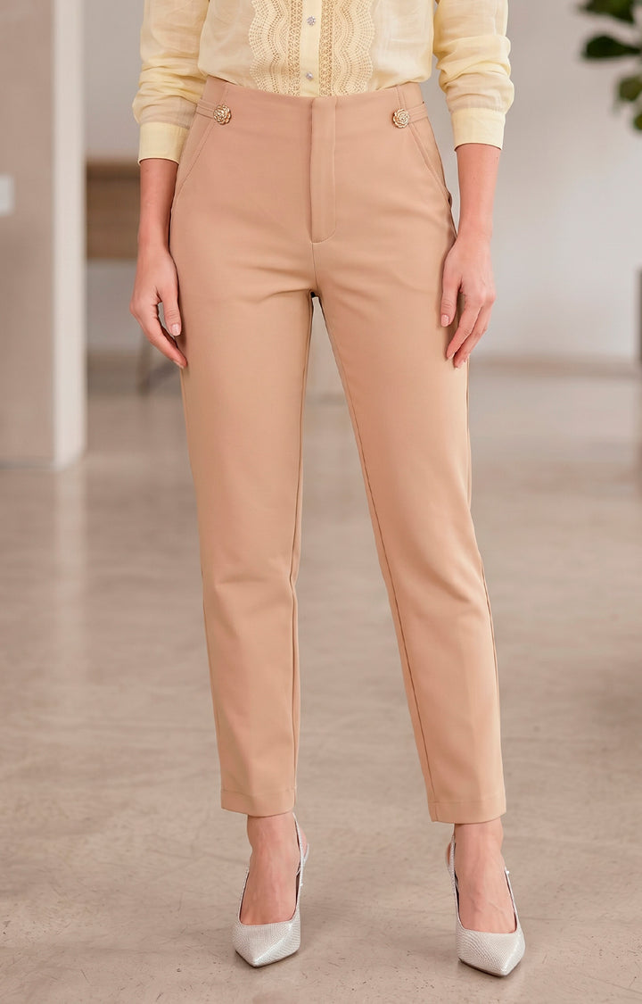 Pantalón beige con detalles dorados