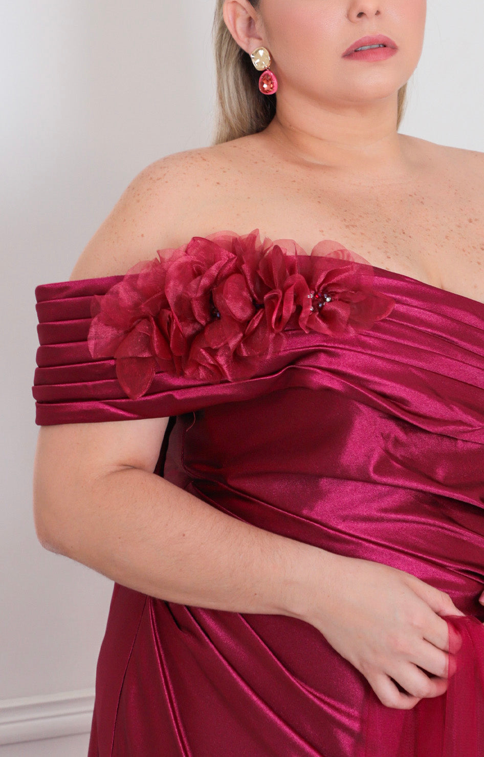 Vestido vino satinado con flor en el hombro - VESTIDO LARGO CURVY Boutiquemirel 