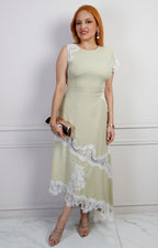 Vestido largo midi verde con encaje de marca Boutiquemirel, diseño elegante y detalles delicados en la parte superior.