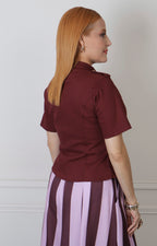 Blusa vino estilo militar Boutiquemirel con botones dorados y corte regular