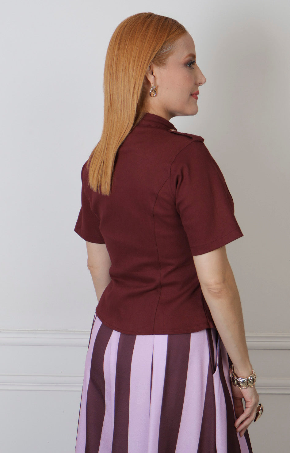 Blusa vino estilo militar Boutiquemirel con botones dorados y corte regular