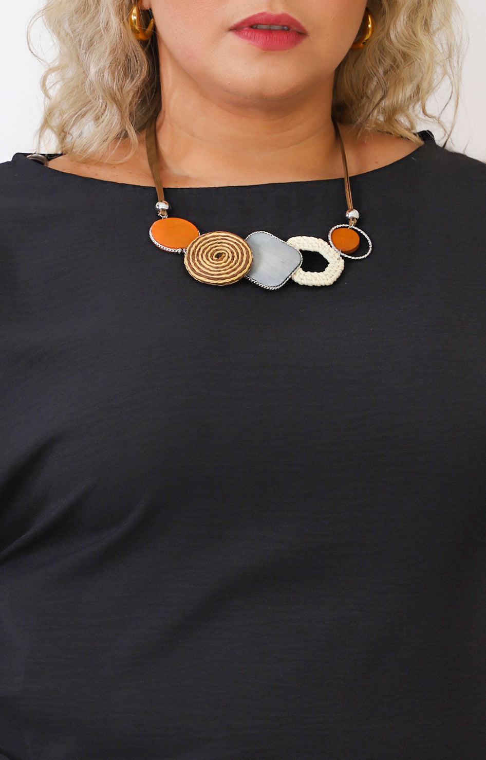 Blusa con collar y detalle fruncido