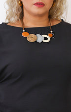 Blusa con collar y detalle fruncido