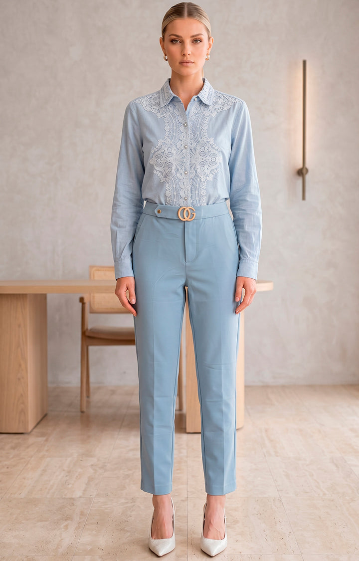 Pantalón con hebilla dorada