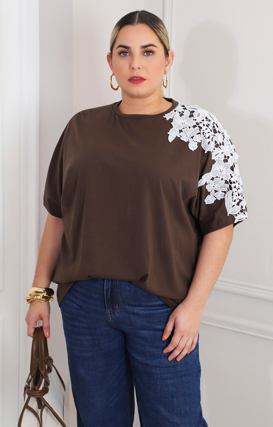 Blusa café con detalle de encaje