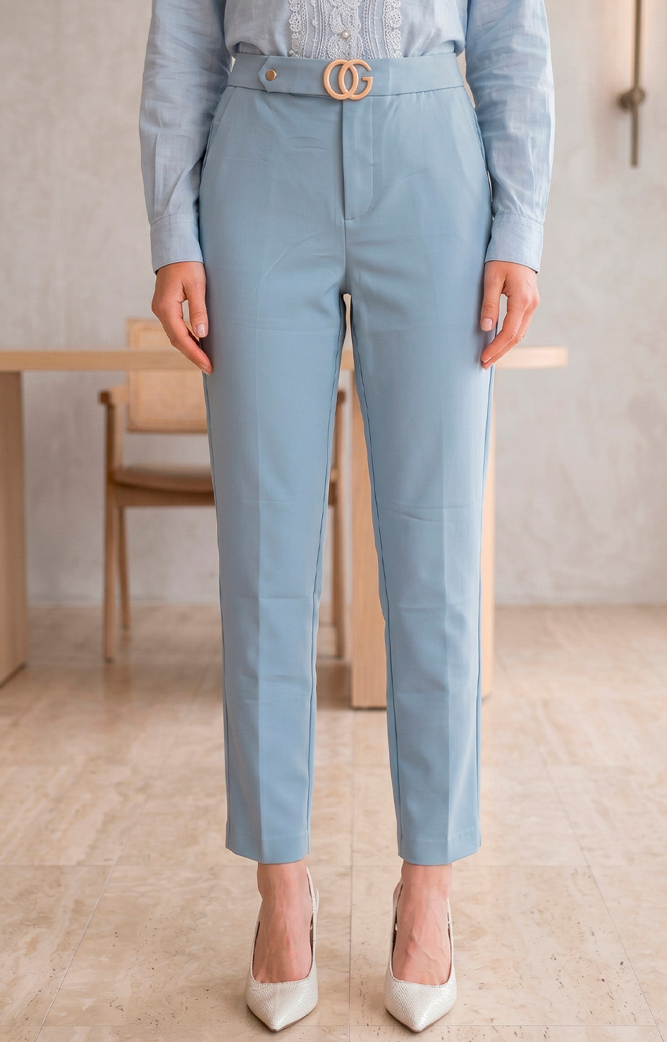 Pantalón con hebilla dorada
