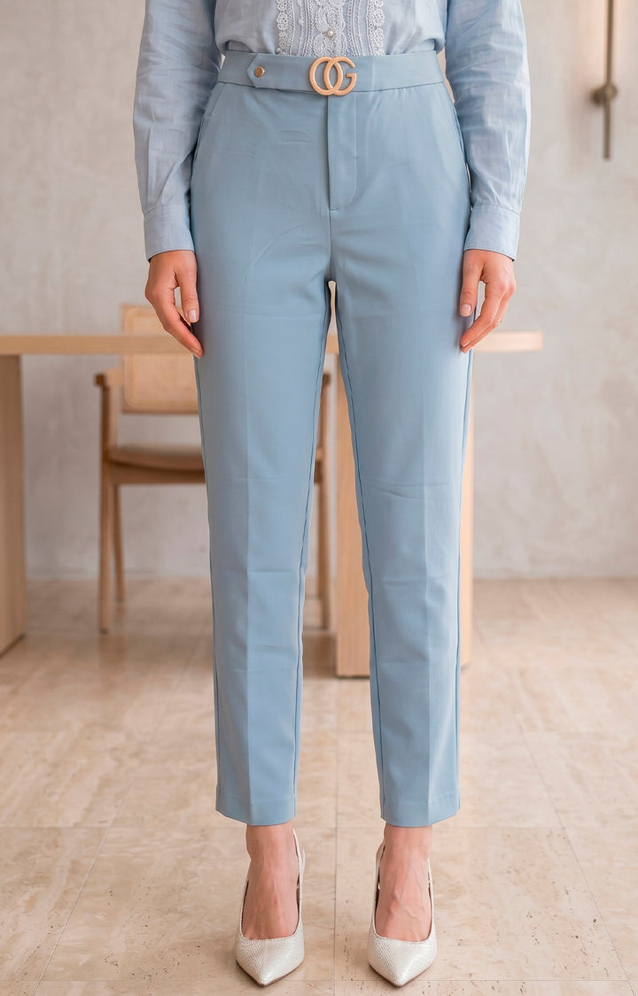 Pantalón con hebilla dorada