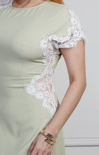 Vestido largo midi verde con encaje de la marca Boutiquemirel, mostrando detalles del encaje y corte regular.
