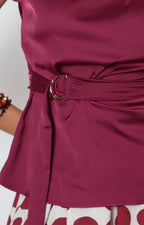 Blusa satinada vino con cinturón