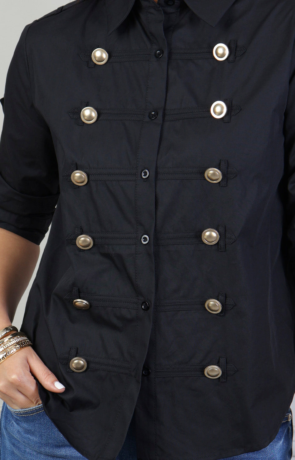 Blusa estilo militar con botones dorados