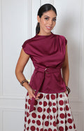 Blusa satinada vino con cinturón