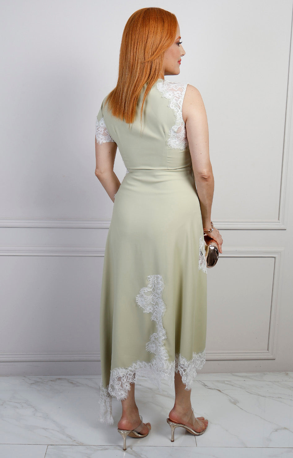 Vestido largo midi verde con encaje de la marca Boutiquemirel, mostrando detalles del encaje y diseño elegante.