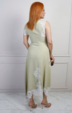 Vestido largo midi verde con encaje de la marca Boutiquemirel, mostrando detalles del encaje y diseño elegante.