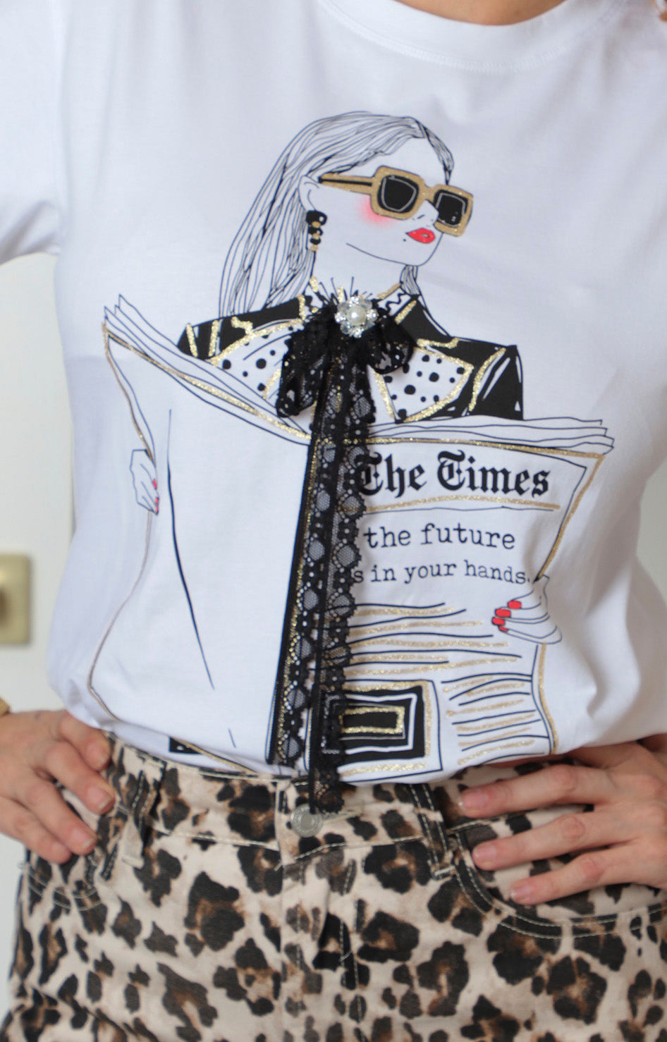 Blusa blanca con estampado gráfico