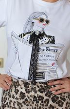 Blusa blanca con estampado gráfico