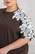 Blusa café con detalle de encaje