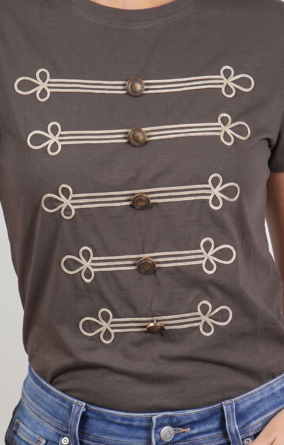 Blusa regular Boutiquemirel con detalles dorados y botones decorativos delanteros