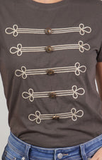 Blusa regular Boutiquemirel con detalles dorados y botones decorativos delanteros