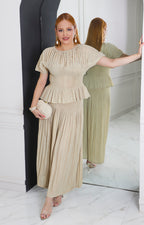 Conjunto beige plisado con perlas