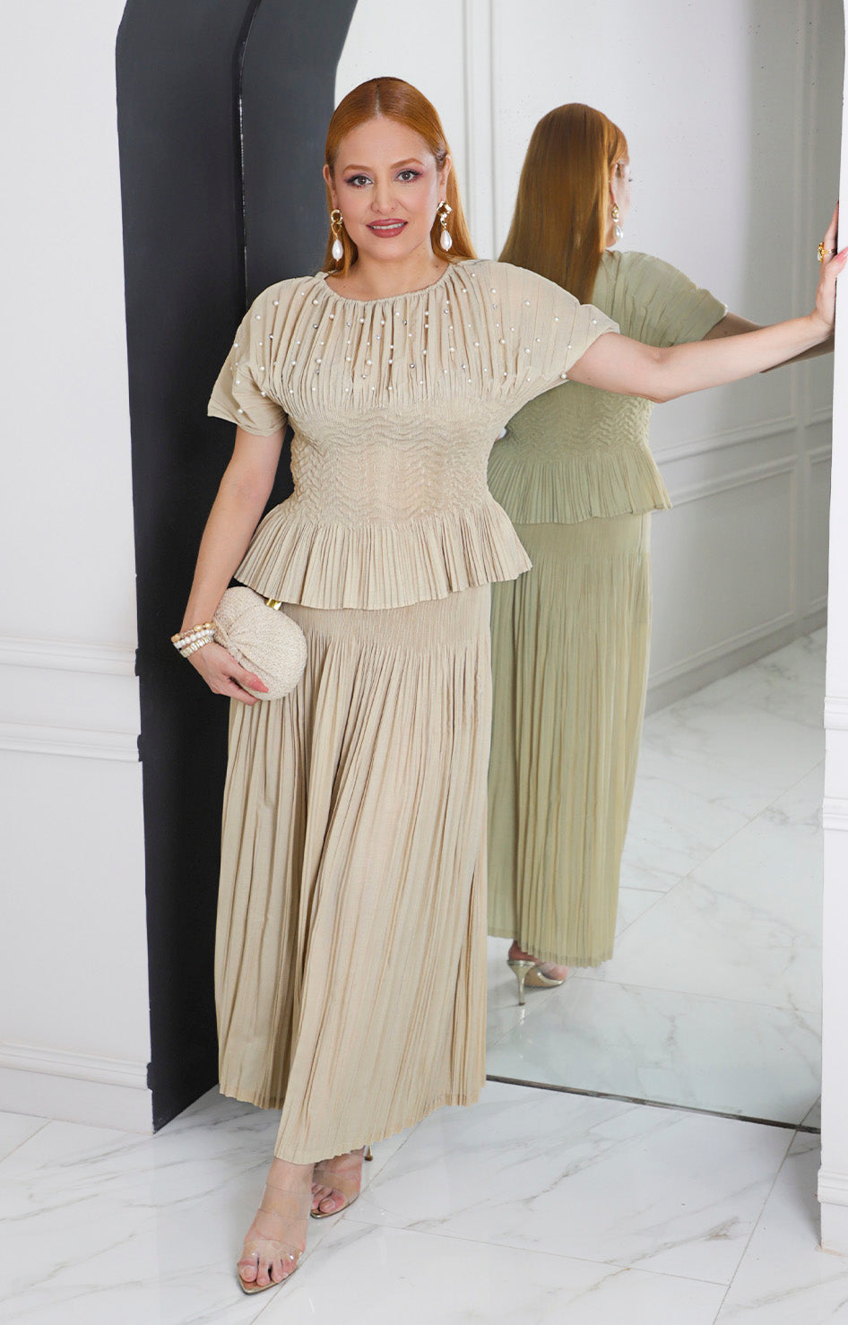 Conjunto beige plisado con perlas