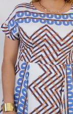 Vestido con estampado geométrico azul