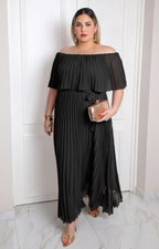 Vestido largo plisado de hombros descubiertos de la marca Boutiquemirel, con diseño elegante y corte curvy.