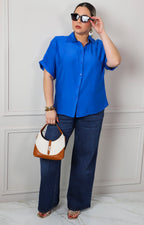 Blusa azul rey con cuello y manga corta