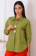 Blusa camisera verde con botones decorativos