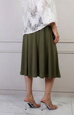 Falda midi con pretina elástica de Boutiquemirel, diseño regular, tela suave y cómoda, vista frontal.