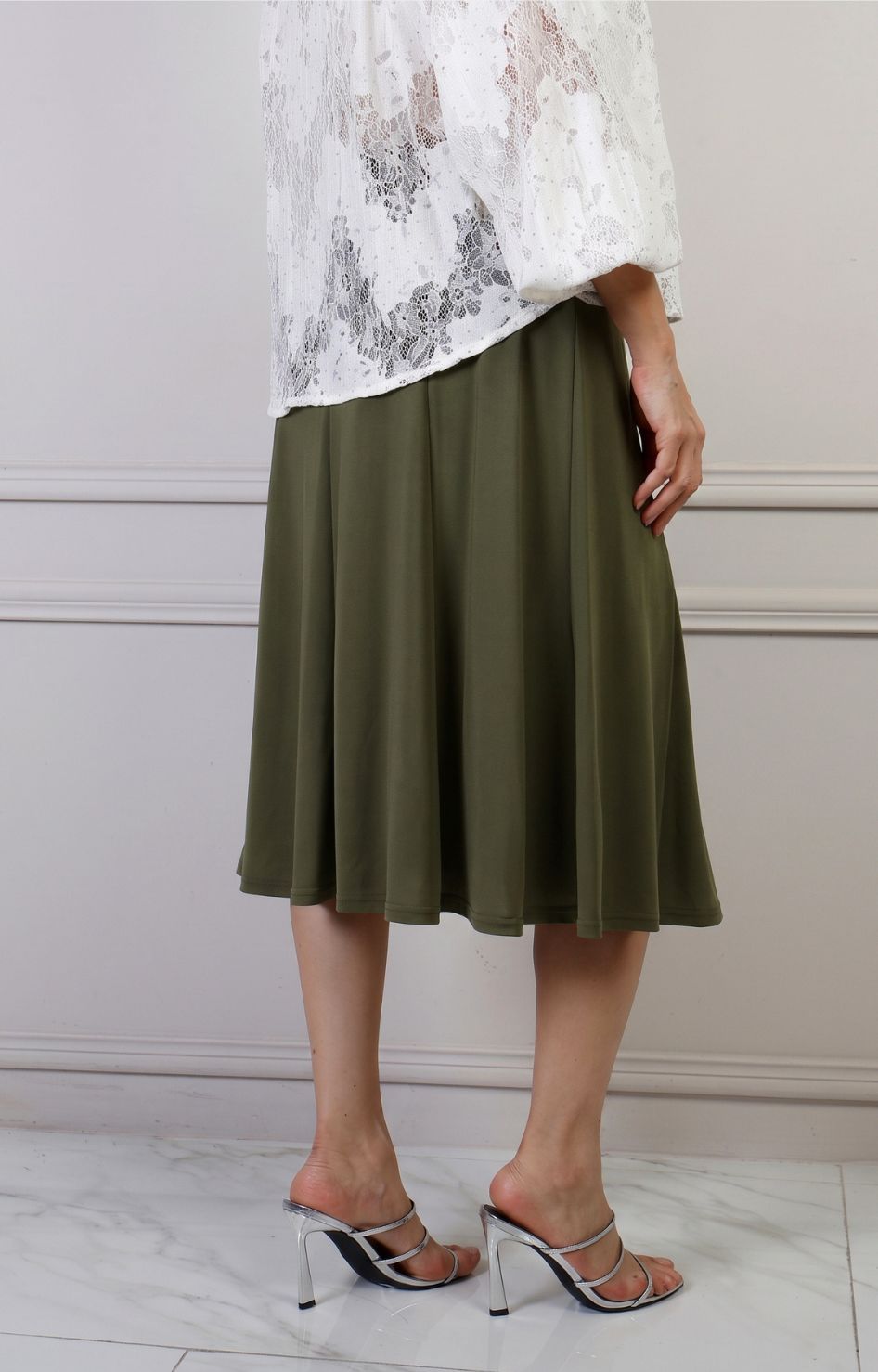 Falda midi con pretina elástica de Boutiquemirel, diseño regular, tela suave y cómoda, vista frontal.