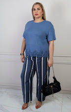 Blusa curva de Boutiquemirel con detalle de encaje, diseño elegante y femenino, en color suave y tela ligera.