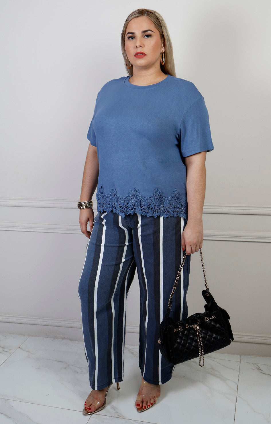 Blusa curva de Boutiquemirel con detalle de encaje, diseño elegante y femenino, en color suave y tela ligera.