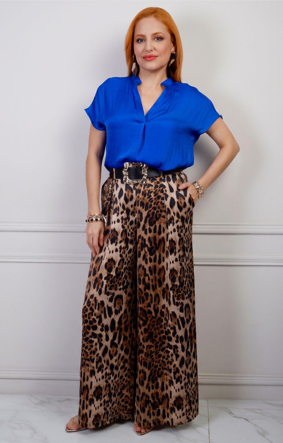 Blusa regular de Boutiquemirel con escote en V y manga corta, tejido ligero y estilo elegante para mujer.