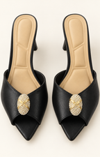 Sandalias de tacón negras con detalle dorado