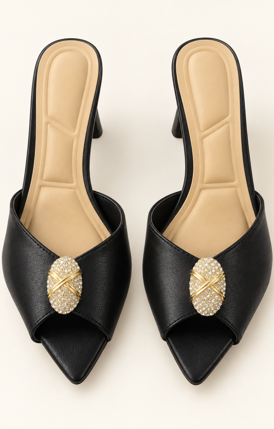 Sandalias de tacón negras con detalle dorado