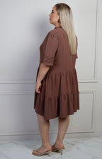 Vestido corto babydoll curvy con olán de Boutiquemirel, diseño femenino y estilo elegante para ocasiones especiales.