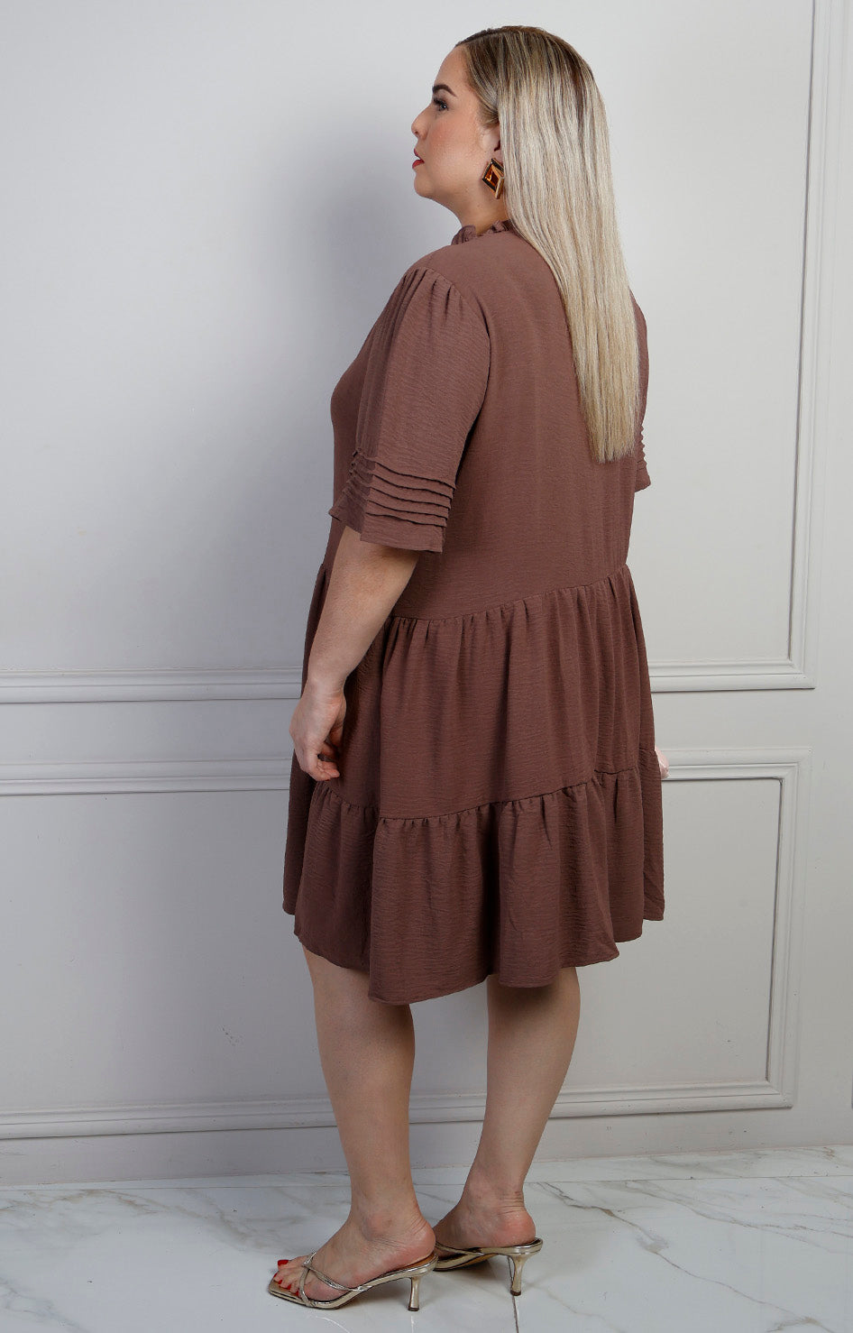 Vestido corto babydoll curvy con olán de Boutiquemirel, diseño femenino y estilo elegante para ocasiones especiales.