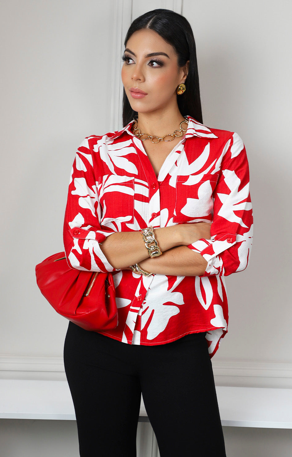 Blusa camisera roja con estampado tropical