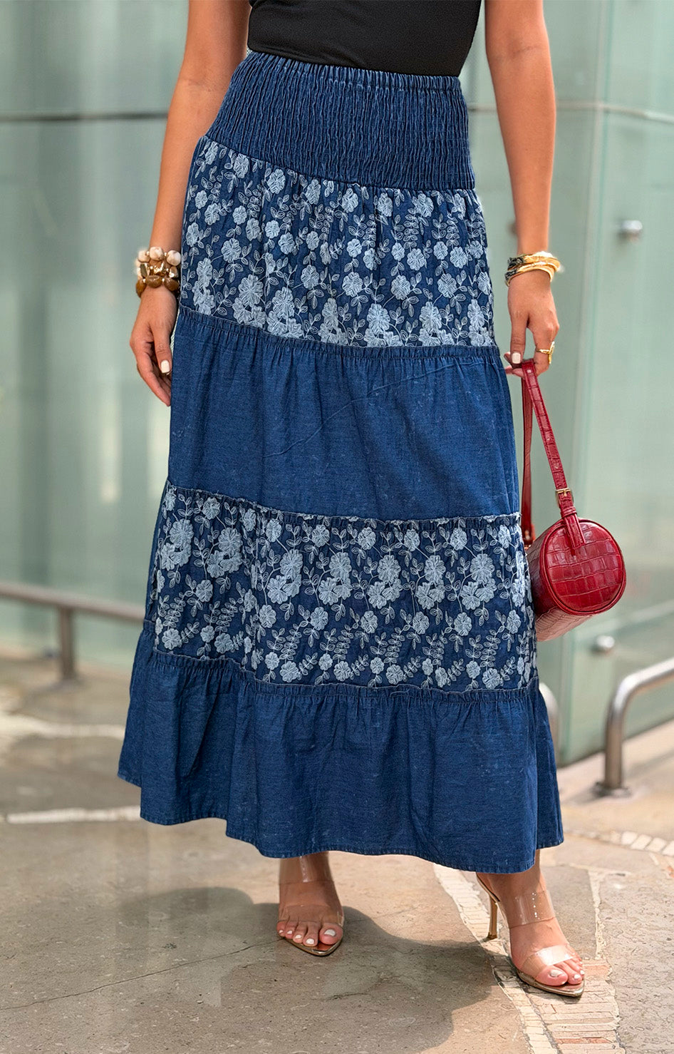 Falda azul con bordado floral