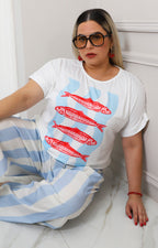 Blusa blanca con estampado de peces
