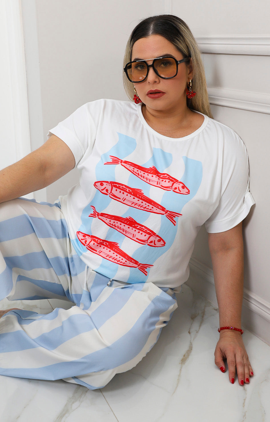 Blusa blanca con estampado de peces