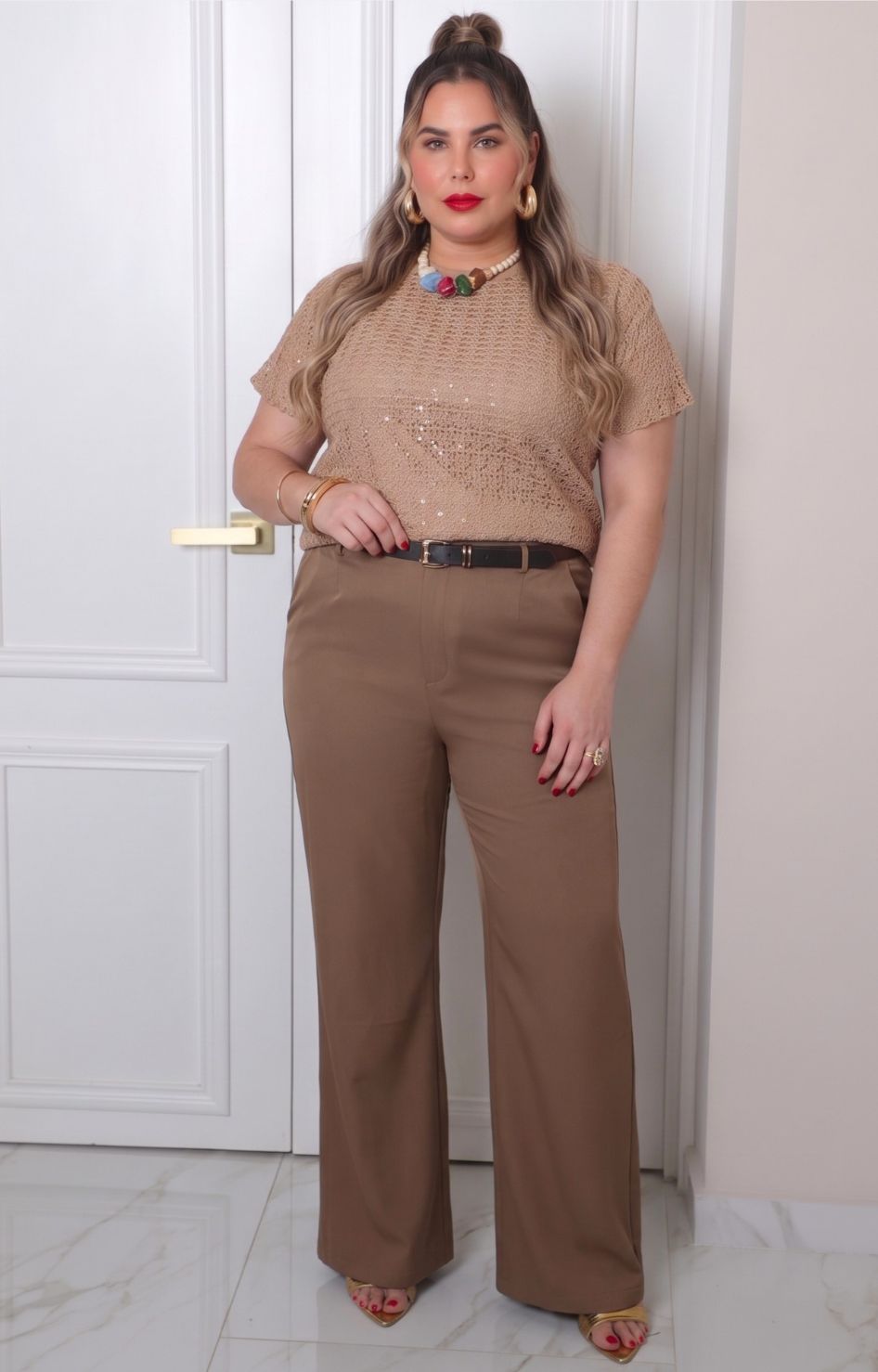 Pantalón curvy Boutiquemirel de tiro alto con cinturón, diseño elegante y ajuste favorecedor