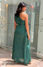 Vestido verde de un hombro con detalle dorado