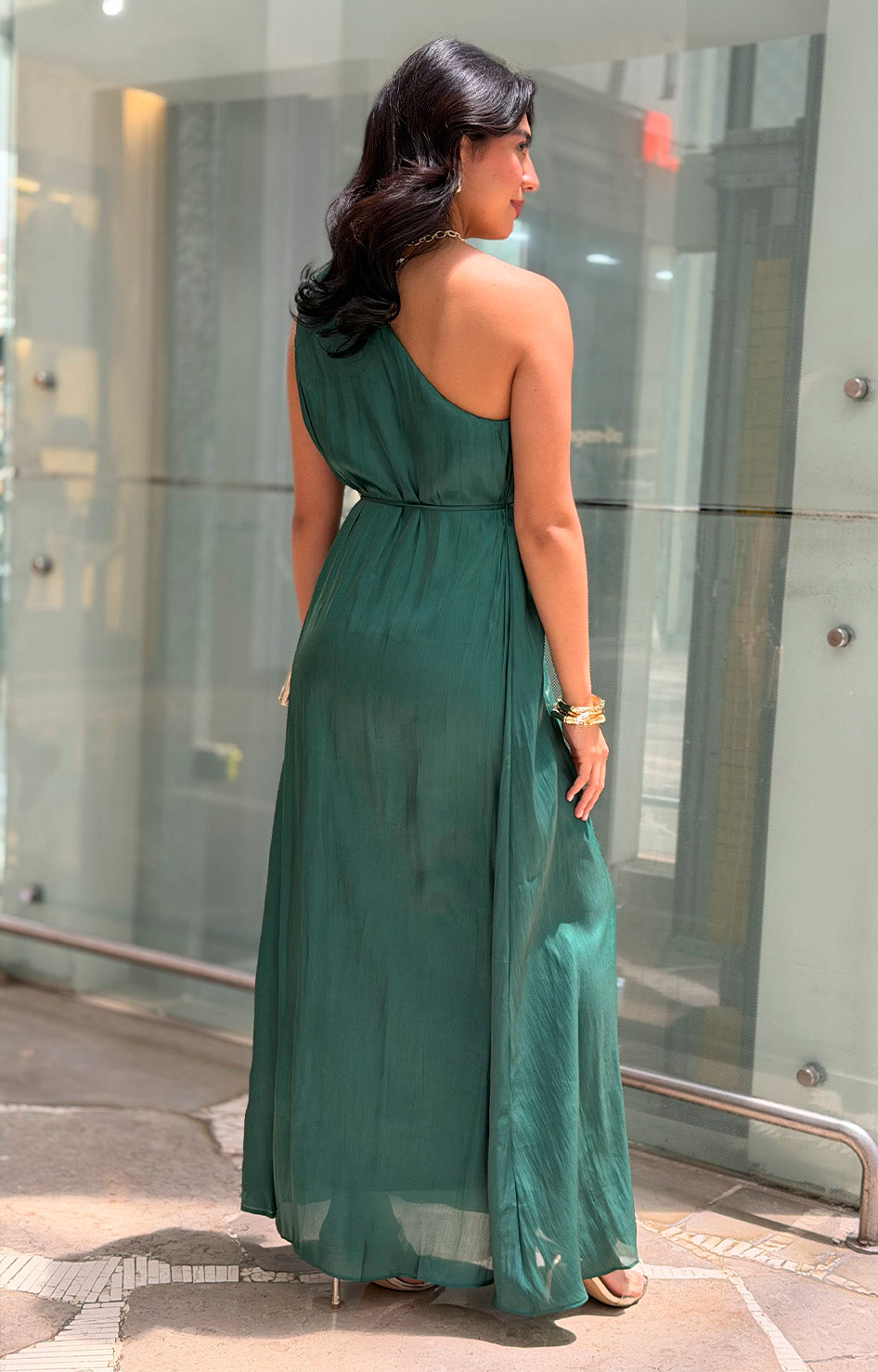 Vestido verde de un hombro con detalle dorado