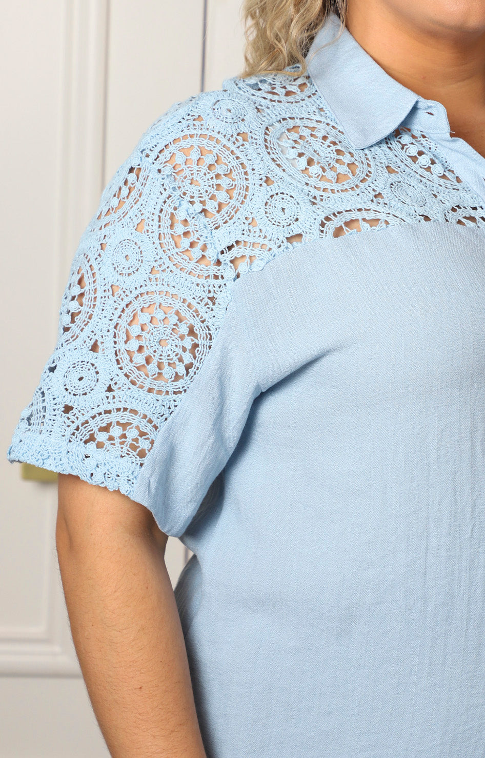 Blusa camisera azul con encaje