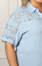 Blusa camisera azul con encaje