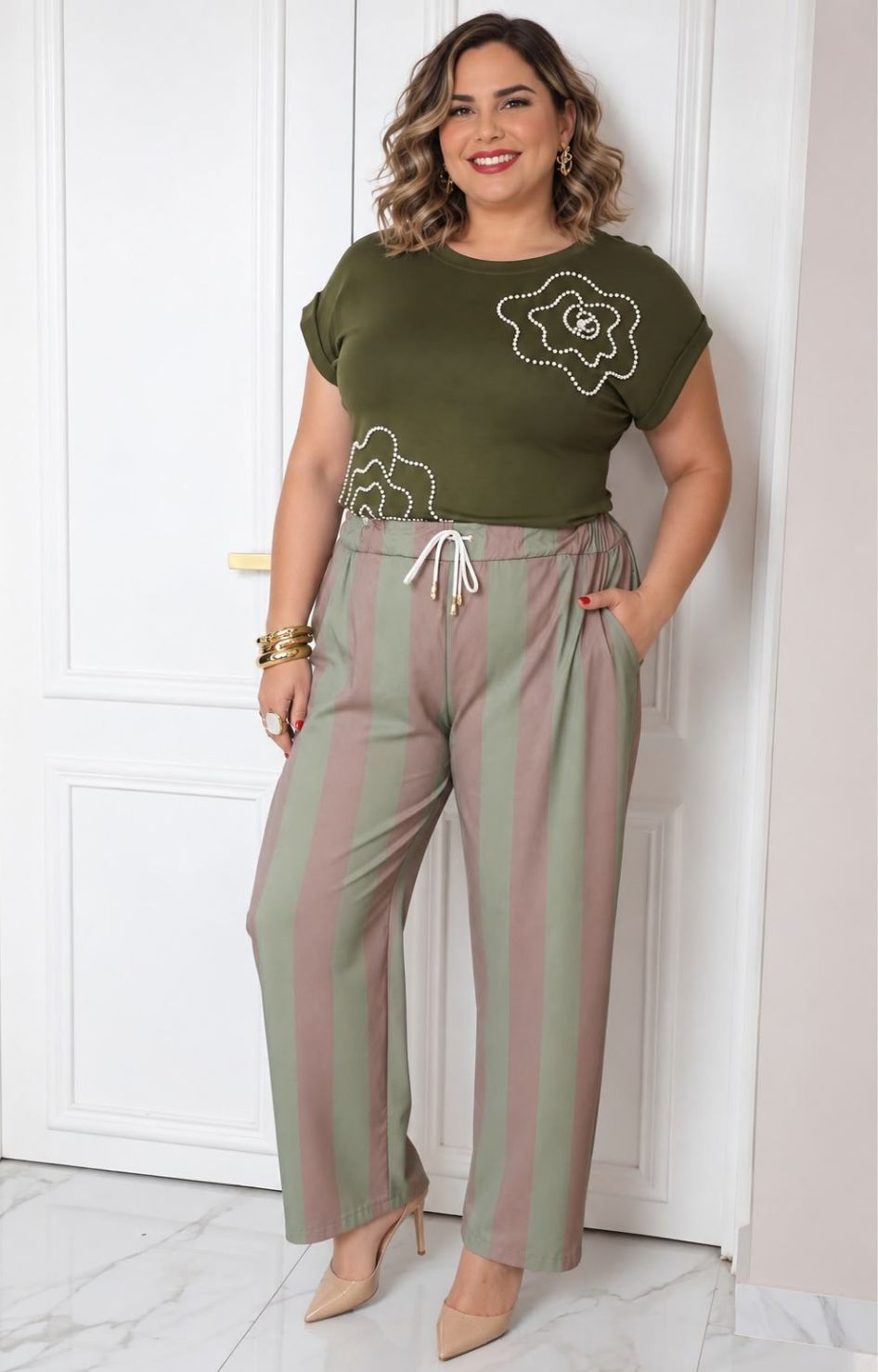 Pantalón jogger verde con rayas Boutiquemirel, pantalón curvy de tela suave y ajuste cómodo, con detalles de rayas en los laterales.