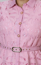 Vestido de guipur con cinturón