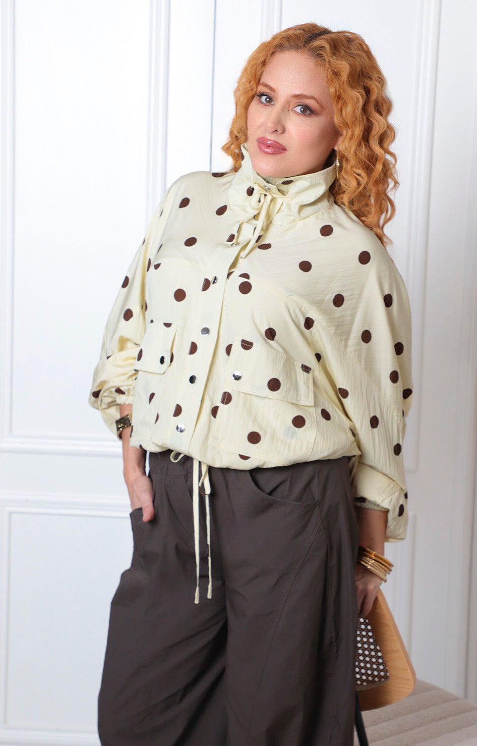 Chamarra beige con estampado de puntos de la marca Boutiquemirel, estilo casual de blusas regulares, visible en la imagen.
